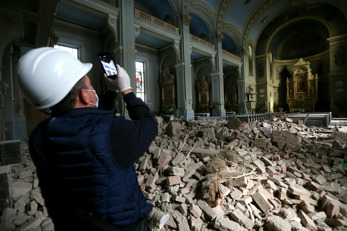 V potresu so poškodovani tudi številne bolnišnice, fakultete, inštituti, muzeji, gledališča in cerkve. Foto: Reuters V potresu so poškodovani tudi številne bolnišnice, fakultete, inštituti, muzeji, gledališča in cerkve. Foto: Reuters