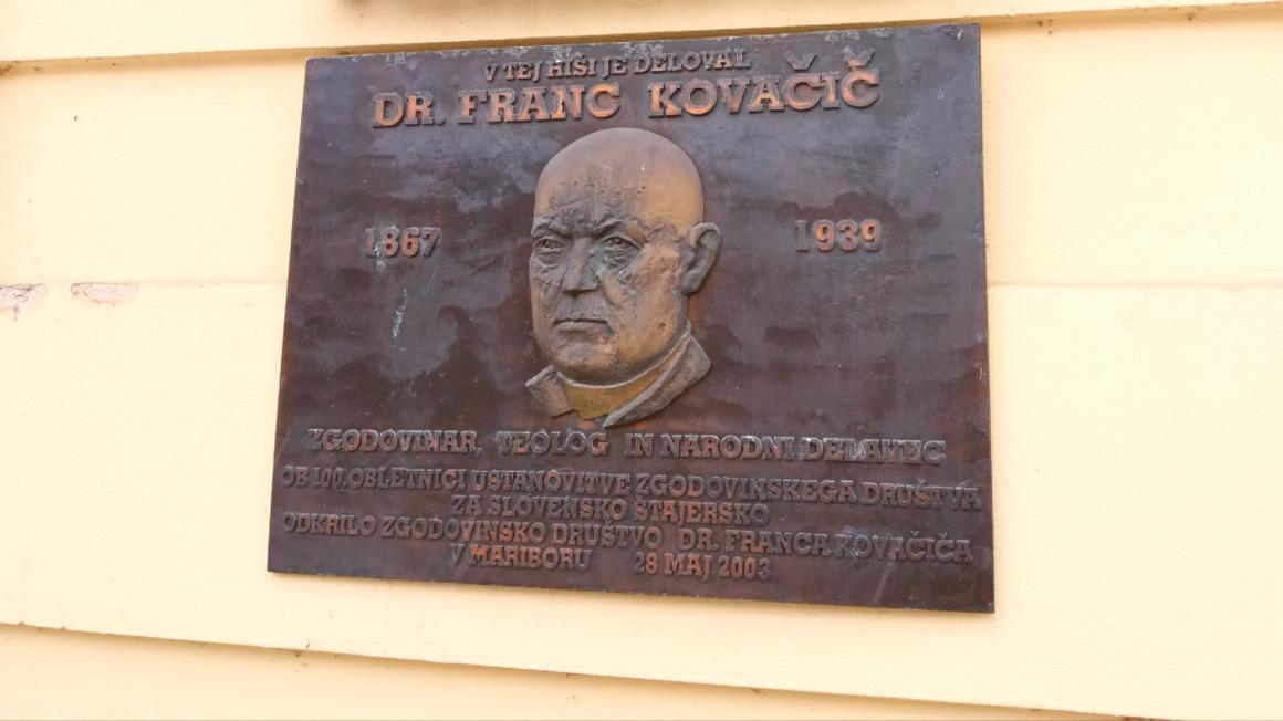 Foto: Radio Maribor/Stane Kocutar: Spominsko obeležje dr. Francu Kovačiču na stavbi Pokrajinskega arhiva Maribor