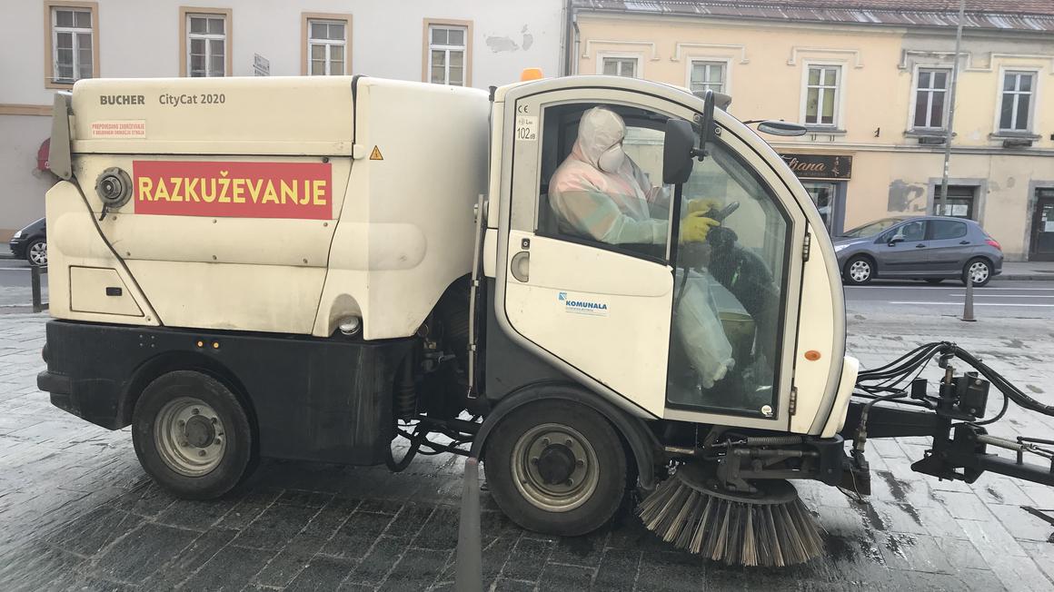 Razkuževanje javnih površin v Slovenski Bistrici Foto: Radio Maribor/Modest Motaln