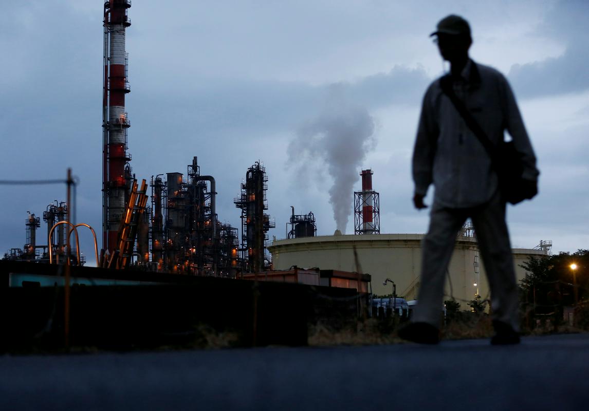 Japonski ekonomisti se bojijo strogih ukrepov in s tem ustavitve gospodarstva. Foto: Reuters Japonski ekonomisti se bojijo strogih ukrepov in s tem ustavitve gospodarstva. Foto: Reuters