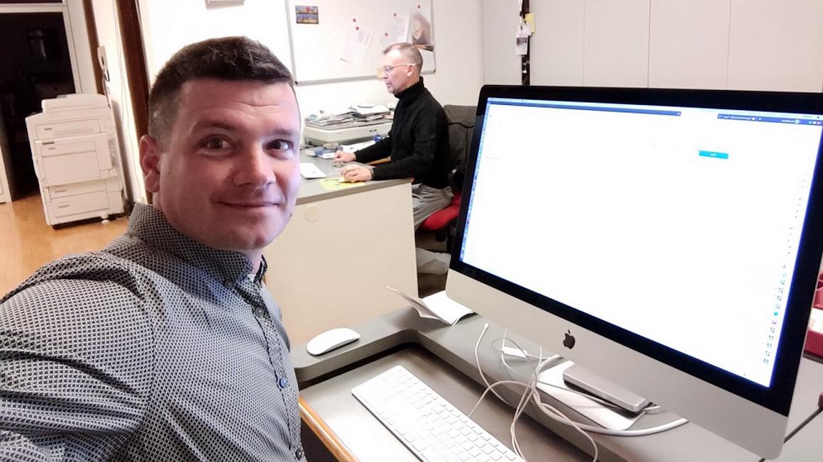 Novi virus je v zadnjih tednih zasedel skoraj vse pore našega življenja in vsakdana. Temu so se prilagodili tudi novinarji. Na sliki Blaž Močnik, dopisnik Novega Matajurja na prvi delovni dan. Foto: Osebni arhiv