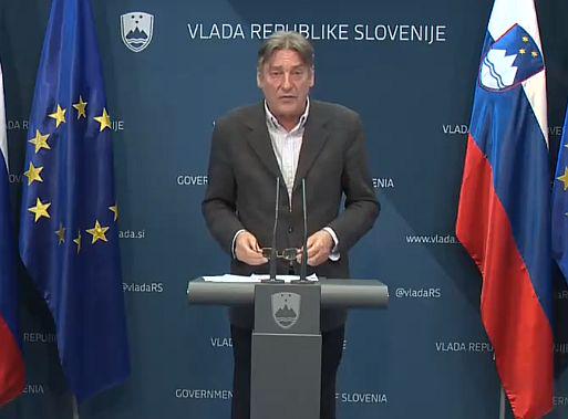 Na novinarsko vprašanje glede sovražnih izjav na družbenih omrežjih, ki so se nanašale na razprave, vezane na koronavirus, je minister Simoniti pozval, naj raje predvsem iz institucij prihajajo pomirjujoča sporočila namesto očitajočih. Preganjanje sovražnega govora pa je stvar drugih organov, je še dejal minister. Foto: Televizija Slovenija Na novinarsko vprašanje glede sovražnih izjav na družbenih omrežjih, ki so se nanašale na razprave, vezane na koronavirus, je minister Simoniti pozval, naj raje predvsem iz institucij prihajajo pomirjujoča sporočila namesto očitajočih. Preganjanje sovražnega govora pa je stvar drugih organov, je še dejal minister. Foto: Televizija Slovenija
