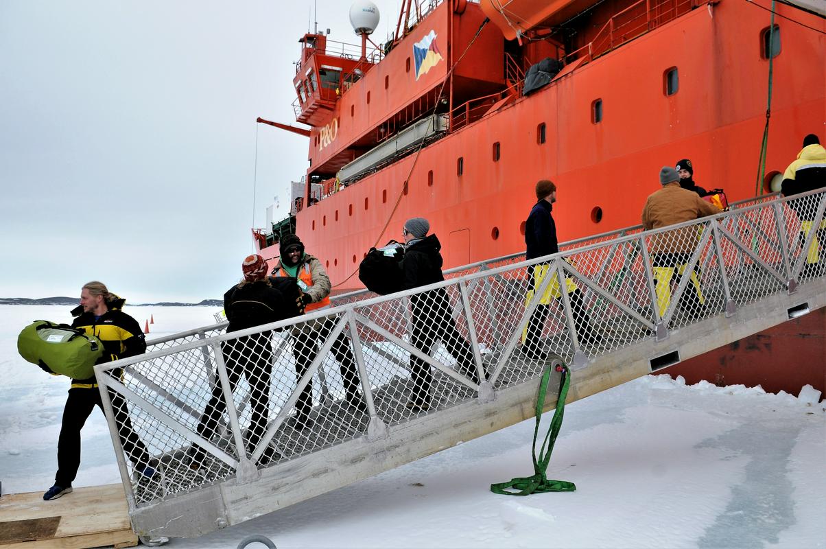 Dostava ladje Aurora Australis. Foto: Reuters Dostava ladje Aurora Australis. Foto: Reuters