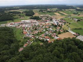 Razkužujejo pri trgovini, pošti in bankomatu