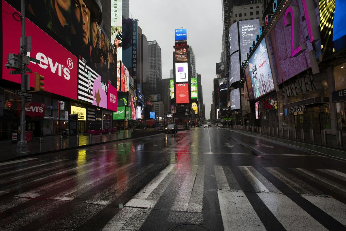 Sicer vedno vrveči Times Square v New Yorku je v času karantene tih in prazen. Foto: AP Sicer vedno vrveči Times Square v New Yorku je v času karantene tih in prazen. Foto: AP