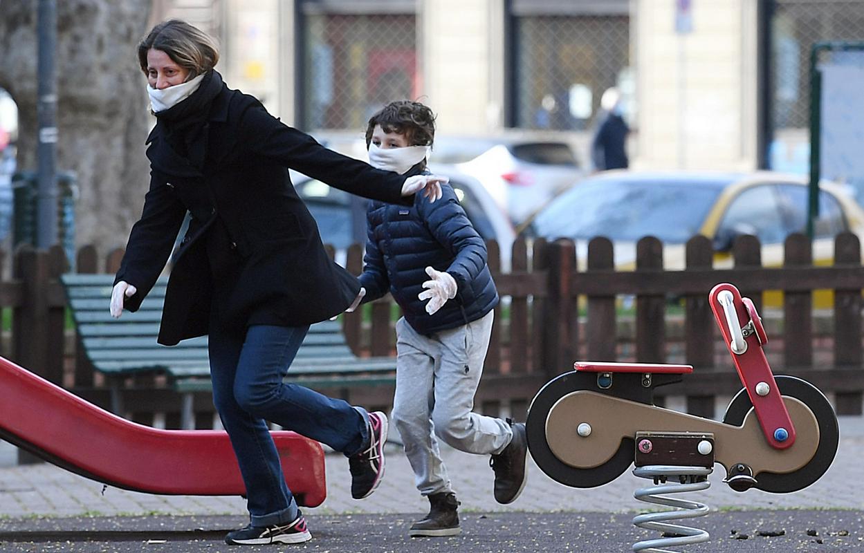 Mati in sin med igro v Milanu, prestolnici Lombardije, ki jo je virus najbolj prizadel. Italijanska vlada je v torek nekoliko omilila karanteno, tako da je dovolila sprehode enega od staršev z otrokom. A deželne oblasti v Lombardiji tej omilitvi nasprotujejo. Foto: EPA Mati in sin med igro v Milanu, prestolnici Lombardije, ki jo je virus najbolj prizadel. Italijanska vlada je v torek nekoliko omilila karanteno, tako da je dovolila sprehode enega od staršev z otrokom. A deželne oblasti v Lombardiji tej omilitvi nasprotujejo. Foto: EPA