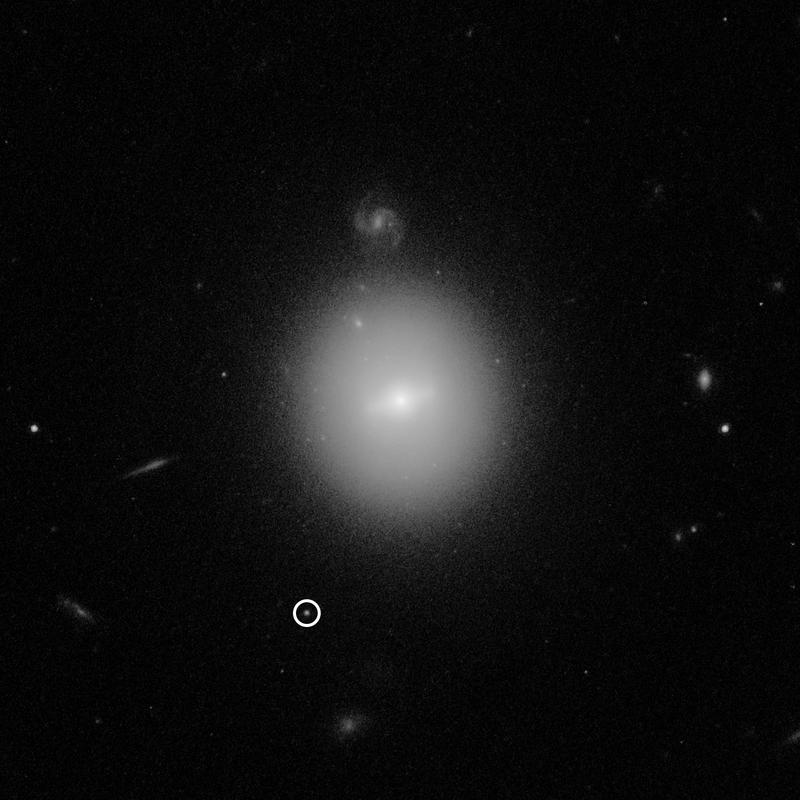 Lokacija črne luknje na dejanskem posnetku Hubbla, nahaja se tik ob zvezdni kopici na obrobju večje galaksije. Galaksija je velika bela lisa na sredini. Foto: NASA, ESA and D. Lin (University of New Hampshire) Lokacija črne luknje na dejanskem posnetku Hubbla, nahaja se tik ob zvezdni kopici na obrobju večje galaksije. Galaksija je velika bela lisa na sredini. Foto: NASA, ESA and D. Lin (University of New Hampshire)