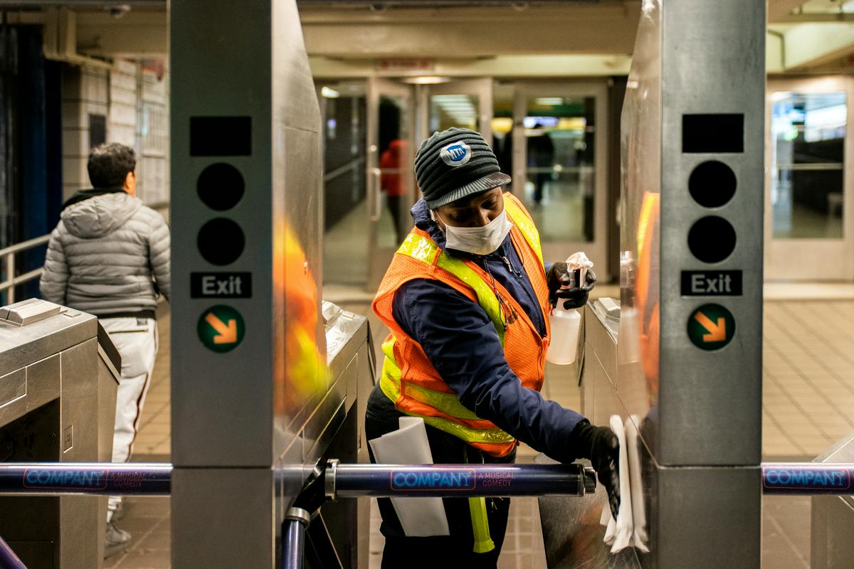 Mesto New York se spoprijema z velikim številom okuženih in mrtvih. Foto: Reuters Mesto New York se spoprijema z velikim številom okuženih in mrtvih. Foto: Reuters