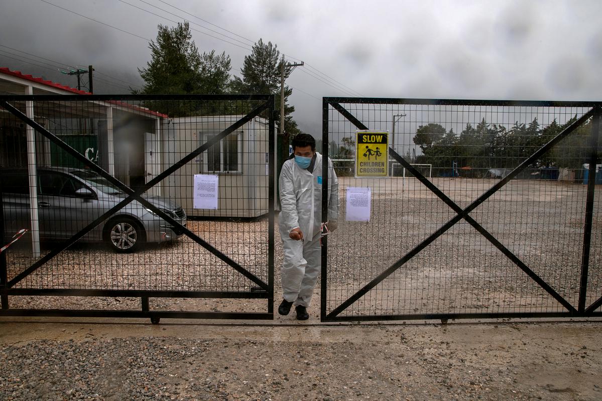 Vhod v begunsko taborišče Malakasa. Foto: Reuters Vhod v begunsko taborišče Malakasa. Foto: Reuters