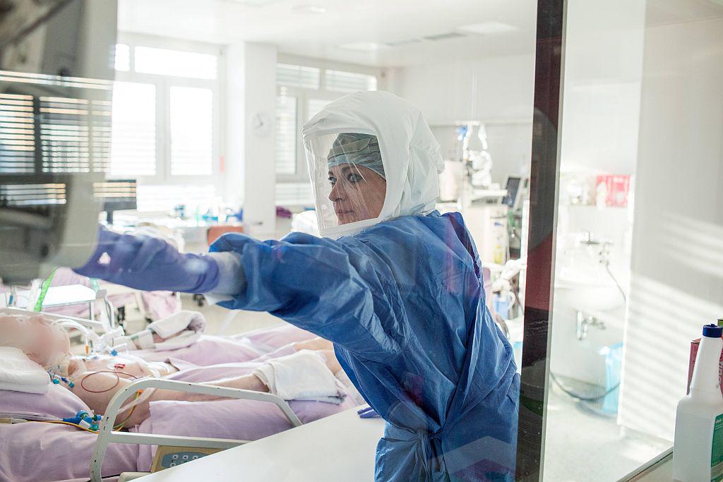 Zdravniške ekipe se menjajo na 12 ur, ekipe medicinskih sester na 8 ur. Foto: UKC Ljubljana/Matej Povše