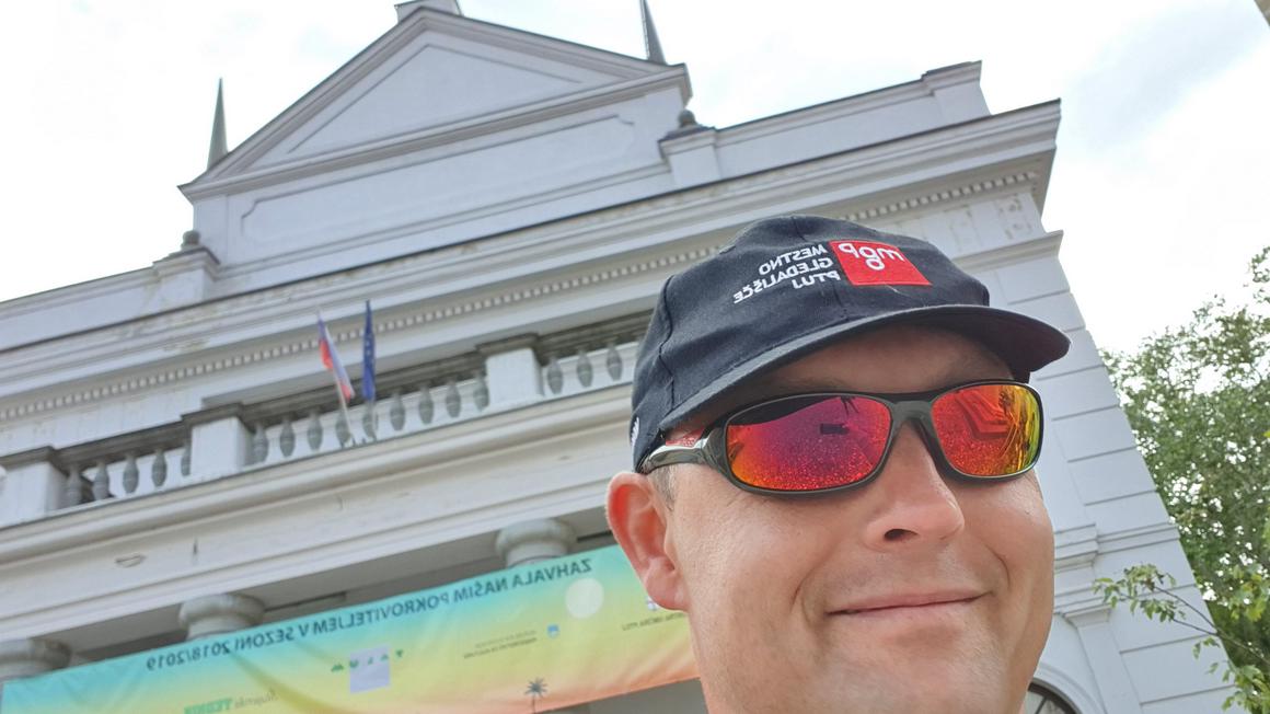 Nasmeh iz časov, ko korona virus še ni (pre)križal načrtov. A v gledališču so trdoživi, pravi direktor Peter Srpčič. Foto: P. Srpčič, osebni arhiv