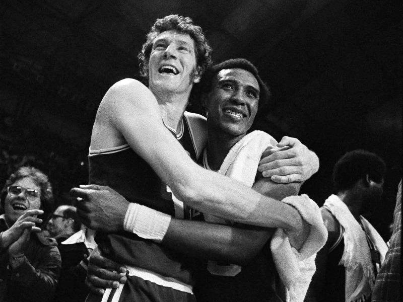 S soigralcem Jo-Jojem Whitom po osvojitvi naslova prvaka leta 1974, ko so Boston Celticsi s 4:3 v zmagah strli odpor Milwaukee Bucksov. Havlicek je bil imenovan za MVP-ja finala, to je bil tudi prvi naslov prvaka brez pomoči Billa Russlla, ki se je upokojil pet let predtem. Foto: AP S soigralcem Jo-Jojem Whitom po osvojitvi naslova prvaka leta 1974, ko so Boston Celticsi s 4:3 v zmagah strli odpor Milwaukee Bucksov. Havlicek je bil imenovan za MVP-ja finala, to je bil tudi prvi naslov prvaka brez pomoči Billa Russlla, ki se je upokojil pet let predtem. Foto: AP
