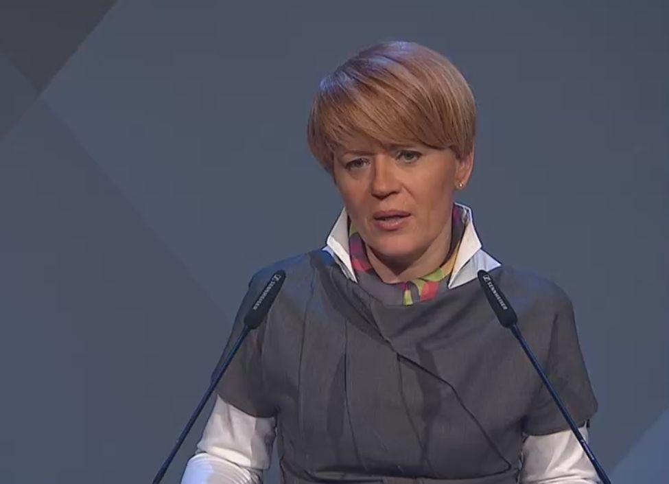 Ministrica Aleksandra Pivec je pozvala vse, ki lahko, naj poprimejo za kmečka dela. Foto: TV Slovenija Ministrica Aleksandra Pivec je pozvala vse, ki lahko, naj poprimejo za kmečka dela. Foto: TV Slovenija