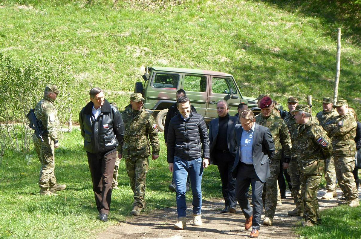 Notranji minister Hojs, obrambni minister Tonin in predsednik Pahor so bili ob fotografijah obiska mejnega območja ob Kolpi, ko se niso držali ustrezne razdalje, deležni zgražanja. Hojs je dejal, da so se za dejanje opravičili, in izrazil pričakovanje, da bodo protestniki, ki bodo identificirani na fotografijah, ustrezno obravnavani. Foto: Twitter/MORS Notranji minister Hojs, obrambni minister Tonin in predsednik Pahor so bili ob fotografijah obiska mejnega območja ob Kolpi, ko se niso držali ustrezne razdalje, deležni zgražanja. Hojs je dejal, da so se za dejanje opravičili, in izrazil pričakovanje, da bodo protestniki, ki bodo identificirani na fotografijah, ustrezno obravnavani. Foto: Twitter/MORS