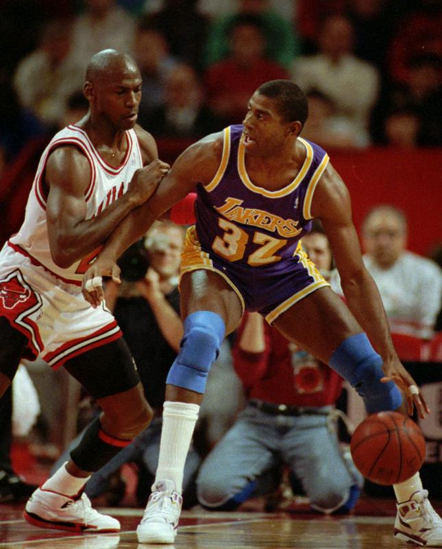 Michael Jordan in Magic Johnson, dva velikana košarke, prvi je vladal v 90., drugi pa v 80. letih, a legenda Lakersov priznava legendi Bullsov, da je boljši oz. kar najboljši igralec v zgodovini košarke. Foto: AP Michael Jordan in Magic Johnson, dva velikana košarke, prvi je vladal v 90., drugi pa v 80. letih, a legenda Lakersov priznava legendi Bullsov, da je boljši oz. kar najboljši igralec v zgodovini košarke. Foto: AP
