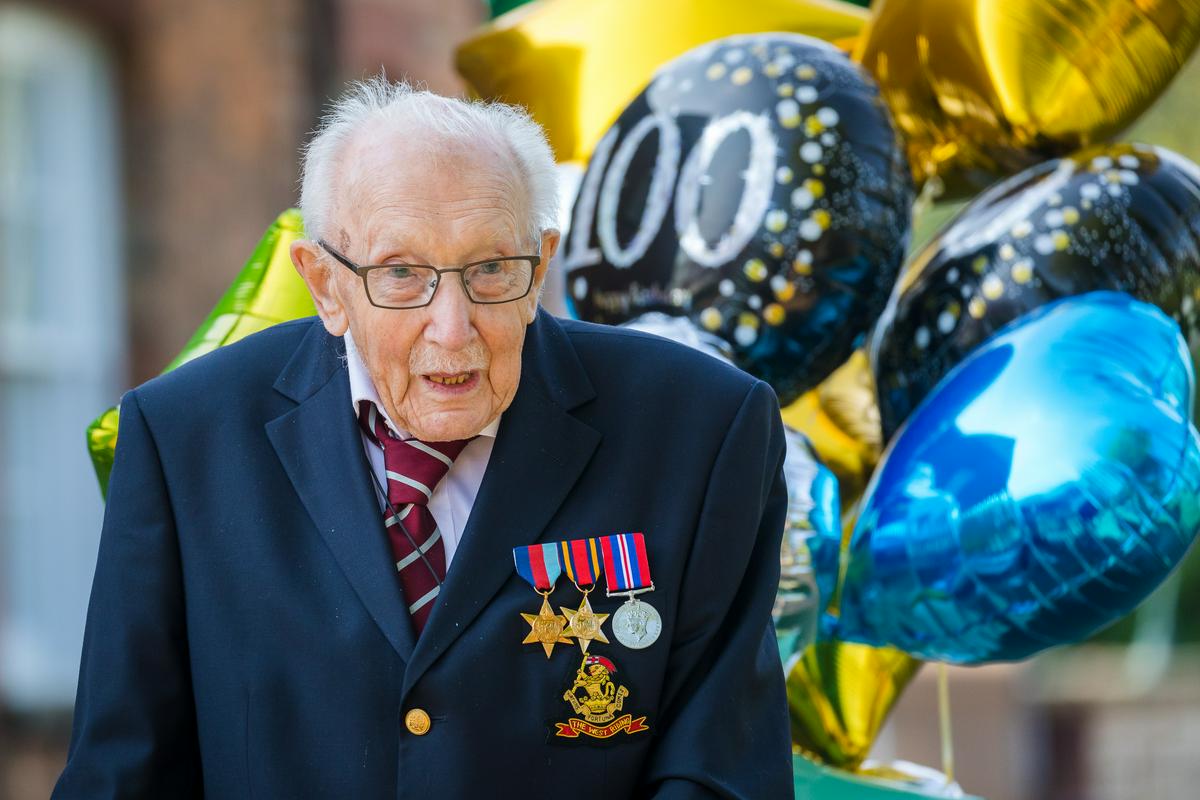 Tom Moore je z dobrodelno akcijo osvojil srca številnih Britancev. Foto: EPA Tom Moore je z dobrodelno akcijo osvojil srca številnih Britancev. Foto: EPA