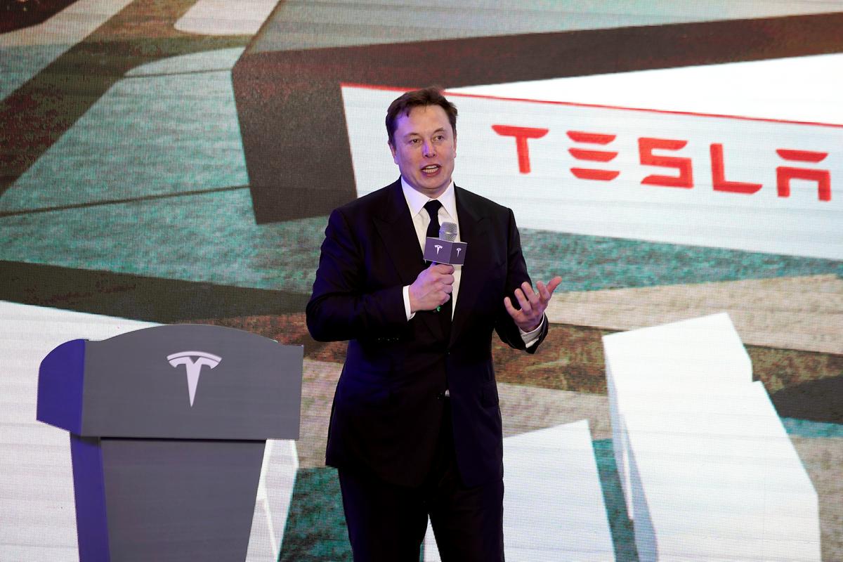 Elon Musk napoveduje prihod cenejših baterij, cenejših električnih avtomobilov in tudi avtomobilov, ki bodo vozili popolnoma samodejno.  Foto: Reuters