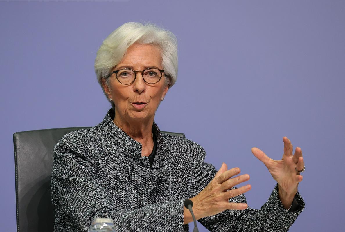 Predsednica ECB-ja Christine Lagarde je opozorila, da bo napredek pri okrevanju počasnejši, kot so sprva kazali ekonomski dejavniki. Foto: EPA Predsednica ECB-ja Christine Lagarde je opozorila, da bo napredek pri okrevanju počasnejši, kot so sprva kazali ekonomski dejavniki. Foto: EPA