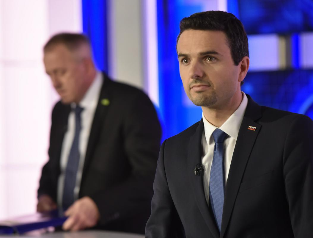 Obrambni minister Matej Tonin se je med oddajo obrnil na Galeta z vprašanjem: Obrambni minister Matej Tonin se je med oddajo obrnil na Galeta z vprašanjem: