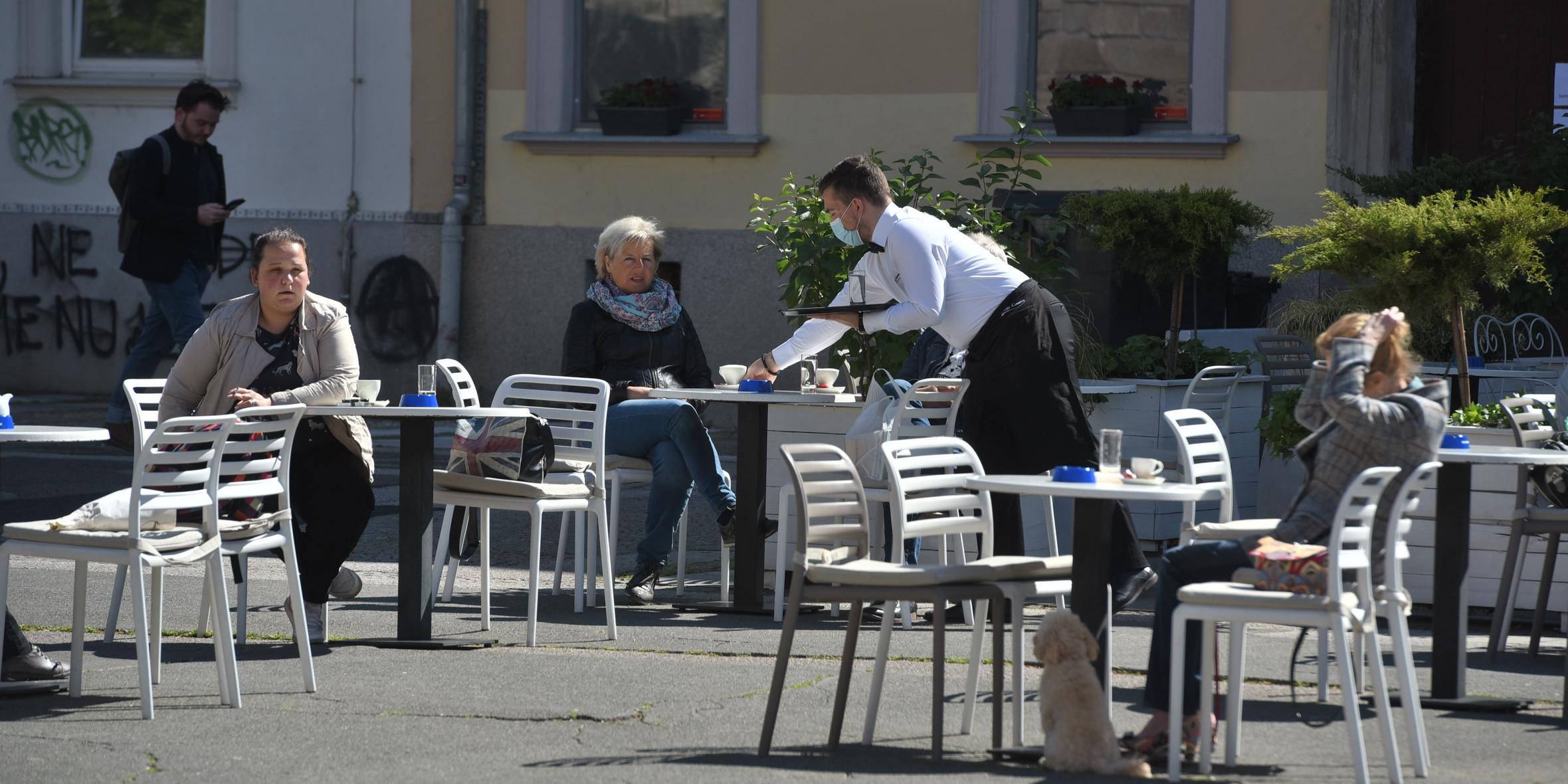 Gostinci na natančnejša navodila glede ukrepov za strežbo v notranjih prostorih lokalov še čakajo (fotografija je simbolična). Foto: BoBo