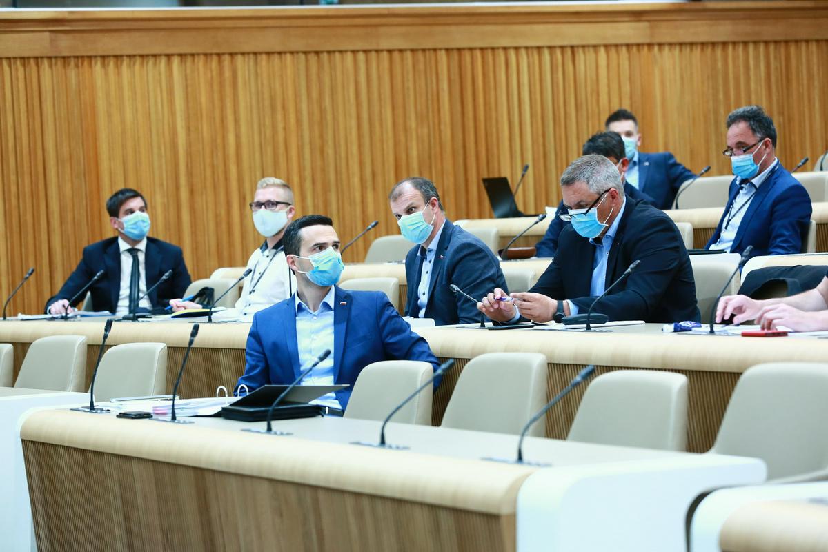 Svoje poglede na transparentnost nabav so na seji podali predstavniki pristojnih ministrstev. Foto: DZ/Matija Sušnik Svoje poglede na transparentnost nabav so na seji podali predstavniki pristojnih ministrstev. Foto: DZ/Matija Sušnik