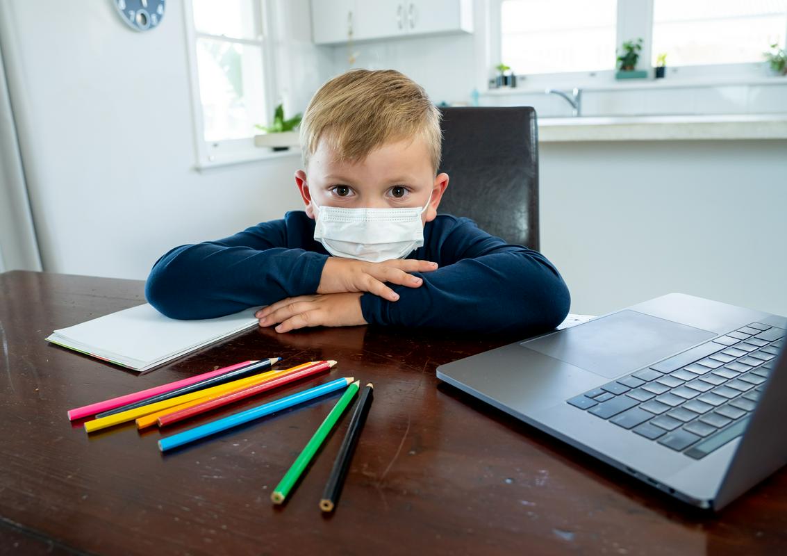 Z naslednjim tednom bo za nekatere šolarje znova potekalo izobraževanje na daljavo, delo v vrtcih ostaja nespremenjeno. Foto: Shutterstock Z naslednjim tednom bo za nekatere šolarje znova potekalo izobraževanje na daljavo, delo v vrtcih ostaja nespremenjeno. Foto: Shutterstock