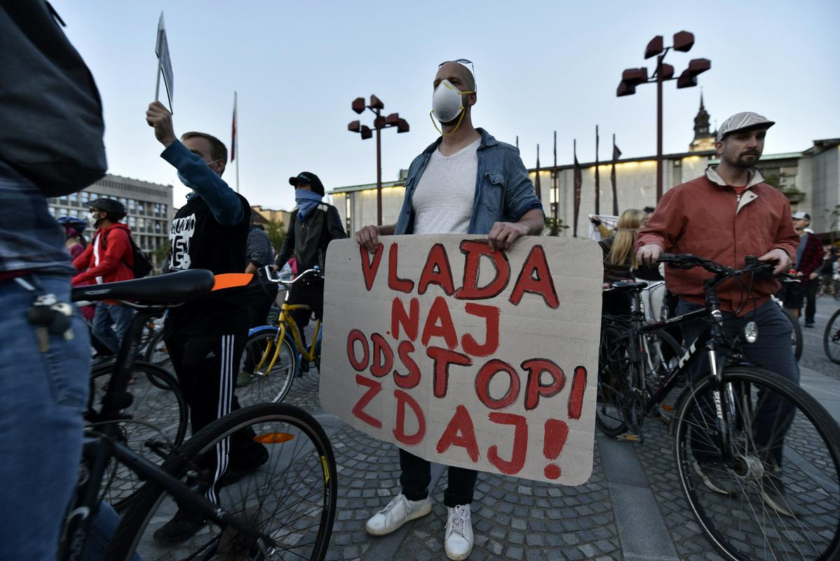 Protestniki zahtevajo odstop vlade. Foto: BoBo Protestniki zahtevajo odstop vlade. Foto: BoBo