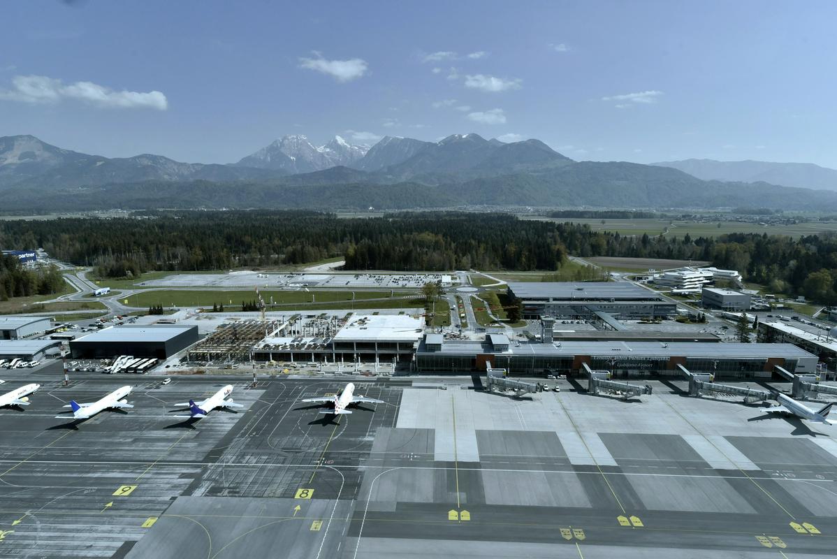 Zaradi dnevnega spreminjanja pravil pri vstopanju v posamezne države v prihodnjih dneh nizozemska Transavia, poljski Lot in madžarski Wizzair začasno prekinjajo povezave Ljubljane z Amsterdamom, Varšavo, Berlinom in Charleroijem. Ob slabšanju zdravstvenih razmer je vse bolj negotov tudi zimski letalski vozni red. Foto: BoBo Zaradi dnevnega spreminjanja pravil pri vstopanju v posamezne države v prihodnjih dneh nizozemska Transavia, poljski Lot in madžarski Wizzair začasno prekinjajo povezave Ljubljane z Amsterdamom, Varšavo, Berlinom in Charleroijem. Ob slabšanju zdravstvenih razmer je vse bolj negotov tudi zimski letalski vozni red. Foto: BoBo