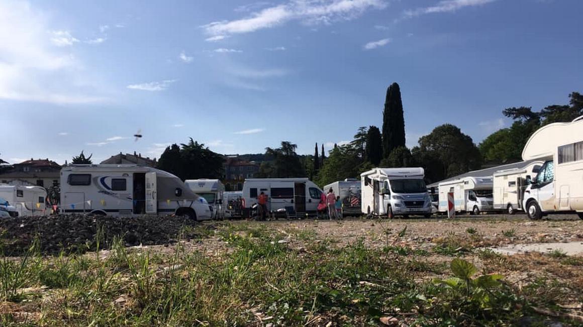 Delavci tamkajšnjega komunalnega podjetja in občinskega redarstva so voznike avtodomov večkrat pozvali k spoštovanju cestno- prometnih predpisov in prepovedi zbiranja, najbolj vztrajne kršitelje pa so tudi oglobili. Foto: Facebook/Karmen Bučar