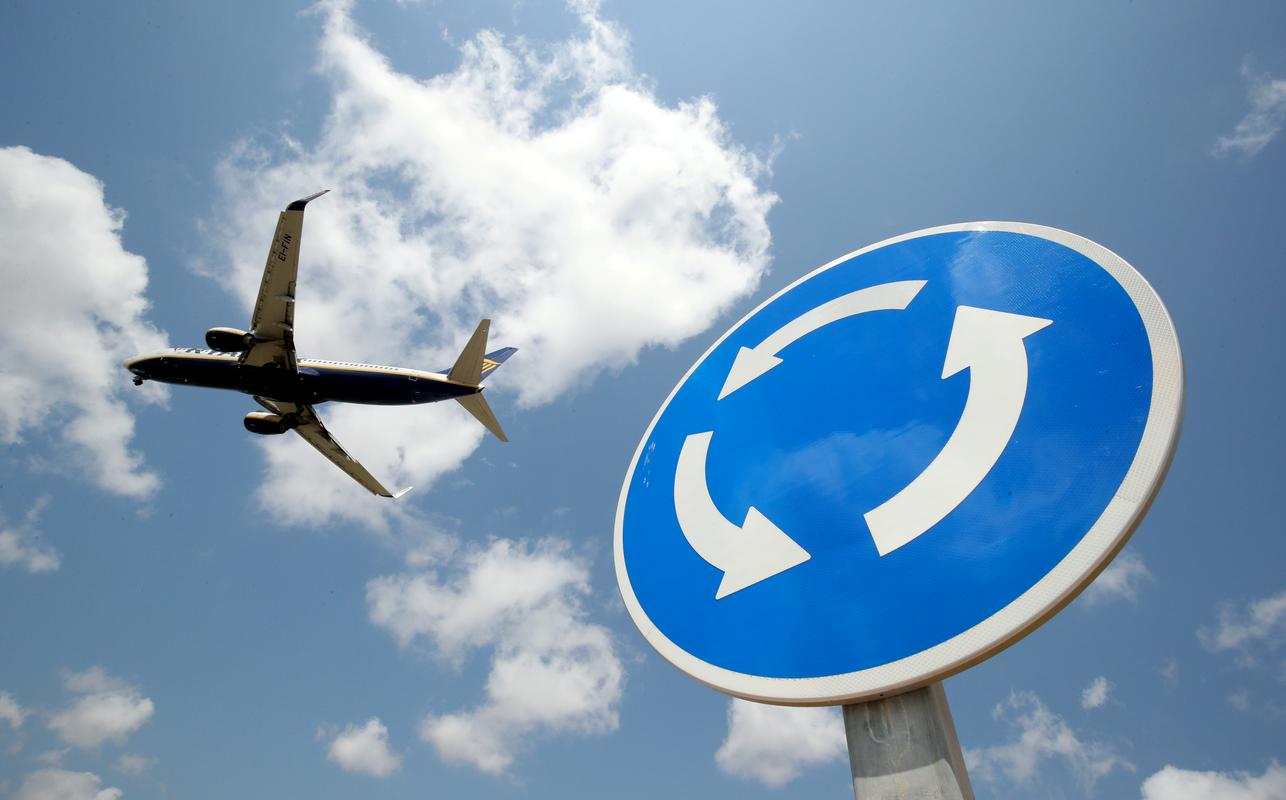 Če so se aprila močna dražile predvsem delnice tehnoloških podjetij, je bila v zadnjem mesecu opazna divja rast delnic letalskih podjetij in ladijskih družb. Cena delnic podjetij American Airlines in Norwegian Cruise Line se je na primer več kot podvojila. Foto: Reuters Če so se aprila močna dražile predvsem delnice tehnoloških podjetij, je bila v zadnjem mesecu opazna divja rast delnic letalskih podjetij in ladijskih družb. Cena delnic podjetij American Airlines in Norwegian Cruise Line se je na primer več kot podvojila. Foto: Reuters