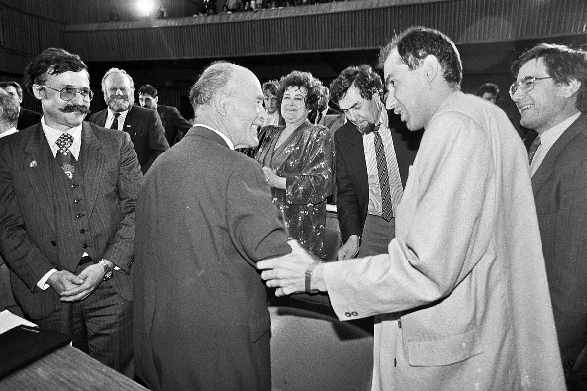 Janez Janša čestita Francetu Bučarju za izvolitev na seji ustanovnega zbora Skupščine. Foto: BoBo/Srdjan Živulović