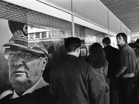 Ulice in izložbe so čez noč spremenile svojo podobo, Ljubljana, maj 1980. Foto: Janez Pukšič / hrani Muzej novejše zgodovine Slovenije