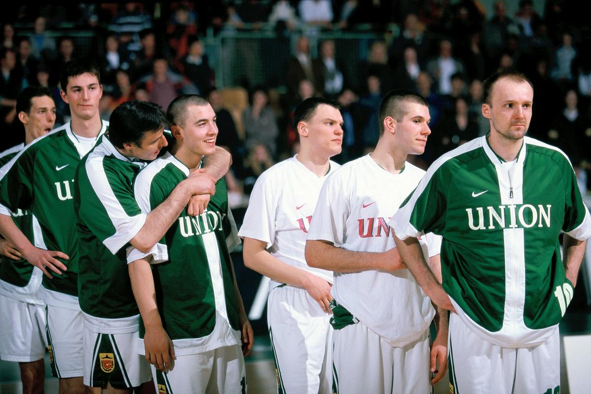 V sezoni 1999/2000 je imela Olimpija odlično ekipo, polno zvenečih imen. Foto: www.alesfevzer.com V sezoni 1999/2000 je imela Olimpija odlično ekipo, polno zvenečih imen. Foto: www.alesfevzer.com