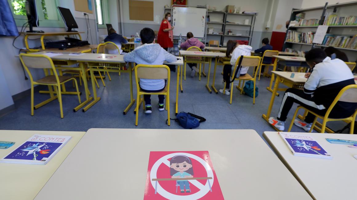 Vsak učenec bo imel označen stalen sedež. Foto: Reuters