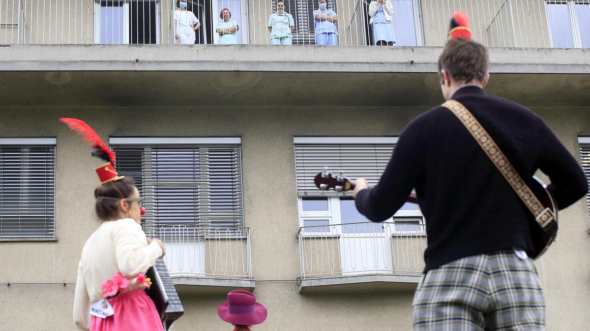 Čas, ki ga morajo oboleli otroci preživeti v bolnicah, jim krajšajo tudi Rdeči noski. Foto: BoBo