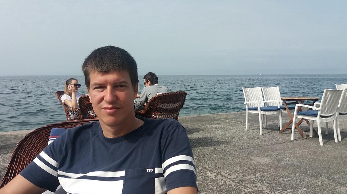 39-letni filmski in televizijski režiser ter scenarist, pisatelj in kolumnist Goran Vojnović v Piranu. Foto: Radio Koper/Tjaša Škamperle