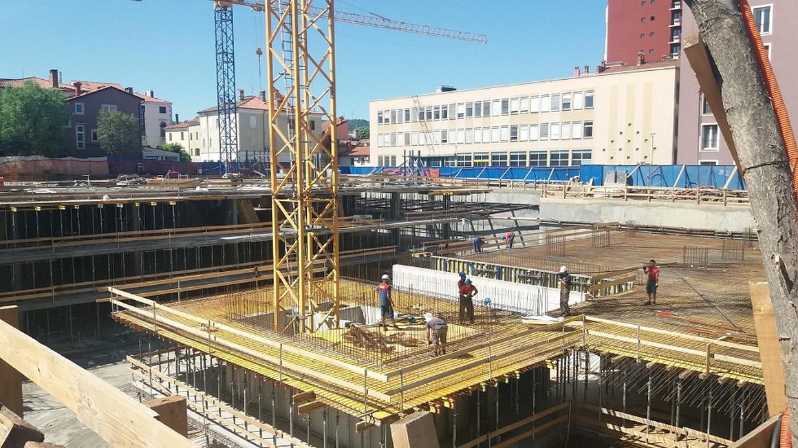 Gradnjo garažne hiše bodo zaključili do novembra letos. Rok so z aneksom podaljšali zaradi lanskih padavin, ki so vplivale na izkop gradbene jame. Foto: Radio Koper/Tjaša Škamperle