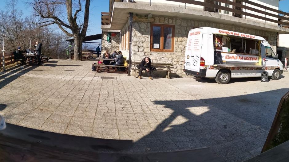 V času prenove doma je za prehrano pohodnikov in drugih obiskovalcev skrbela Kuhna na kolesih. Foto: Facebook/Tončkov dom na Lisci V času prenove doma je za prehrano pohodnikov in drugih obiskovalcev skrbela Kuhna na kolesih. Foto: Facebook/Tončkov dom na Lisci