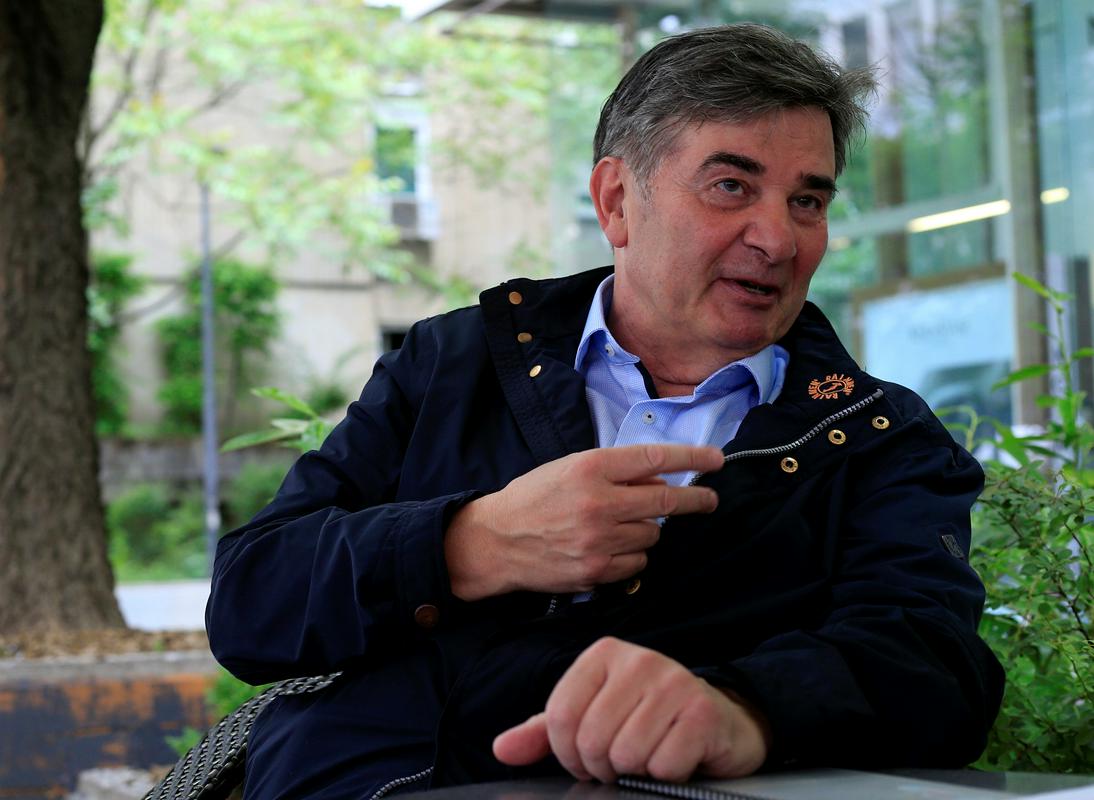 Edvin Dervišević uspešno povezuje znanja različnih področij. Med drugim je predsednik Sekcije za komplementarno medicino pri Gospodarski zbornici Slovenije. Bil je tudi zdravnik slovenske odbojkarske reprezentance. Foto: BoBo Edvin Dervišević uspešno povezuje znanja različnih področij. Med drugim je predsednik Sekcije za komplementarno medicino pri Gospodarski zbornici Slovenije. Bil je tudi zdravnik slovenske odbojkarske reprezentance. Foto: BoBo