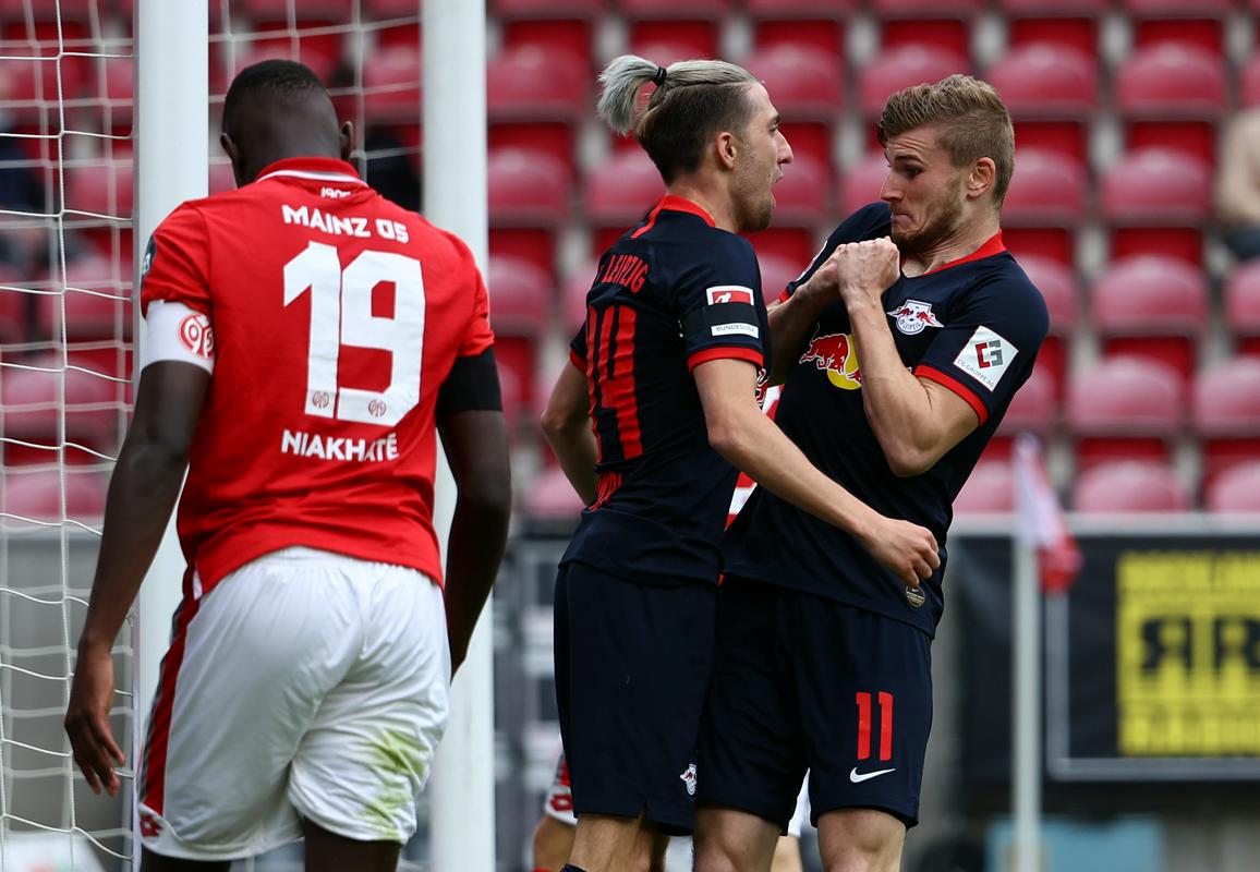 Slavje Kevina Kampla in Tima Wernerja po četrtem golu Leipziga proti Mainzu. Leipzig je že v jesenskem delu nadigral Mainz z 8:0. Foto: Reuters Slavje Kevina Kampla in Tima Wernerja po četrtem golu Leipziga proti Mainzu. Leipzig je že v jesenskem delu nadigral Mainz z 8:0. Foto: Reuters