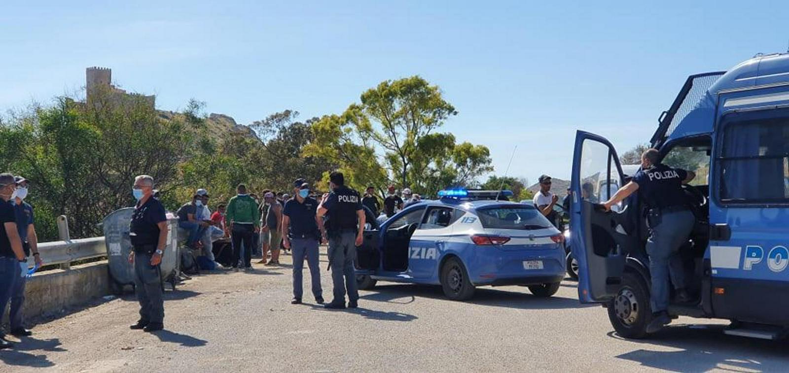 Policija in vojska ustavljata prispele prebežnike. Foto: EPA Policija in vojska ustavljata prispele prebežnike. Foto: EPA