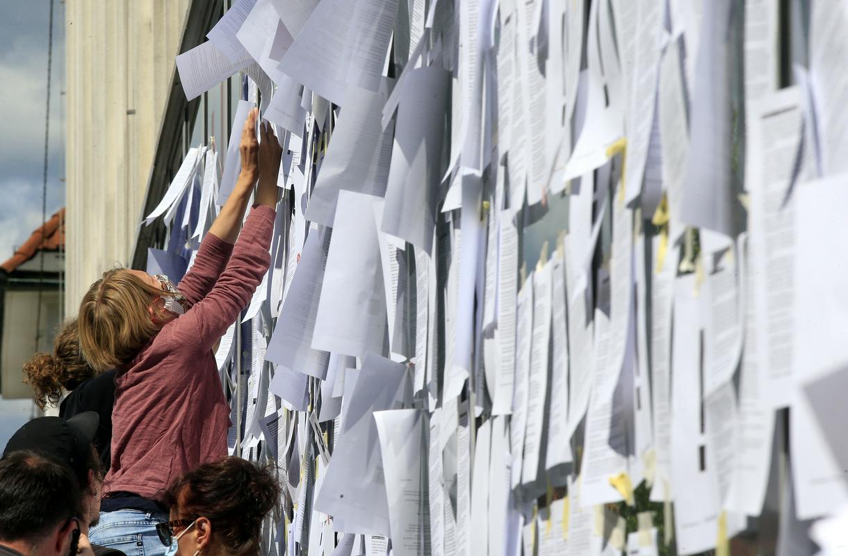 V torek je pred ministrstvom za kulturo potekala akcija za kulturo, udeleženci katere so pročelje ministrstva prelepili s kopijami poziva, v katerem so med drugim poudarili, da vodilne evropske države prepoznavajo pomen kulture in namenjajo za njeno financiranje v času krize dodatna sredstva ter da so investicije v kulturo ekonomsko smiselne in upravičene, saj ima kultura enega največjih multiplikativnih učinkov. Foto: BoBo V torek je pred ministrstvom za kulturo potekala akcija za kulturo, udeleženci katere so pročelje ministrstva prelepili s kopijami poziva, v katerem so med drugim poudarili, da vodilne evropske države prepoznavajo pomen kulture in namenjajo za njeno financiranje v času krize dodatna sredstva ter da so investicije v kulturo ekonomsko smiselne in upravičene, saj ima kultura enega največjih multiplikativnih učinkov. Foto: BoBo
