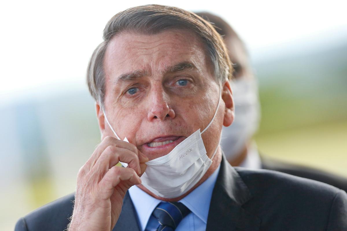 Jair Bolsonaro ostro nasprotuje ukrepom glede omejevanja socialnih stikov. Foto: Reuters Jair Bolsonaro ostro nasprotuje ukrepom glede omejevanja socialnih stikov. Foto: Reuters