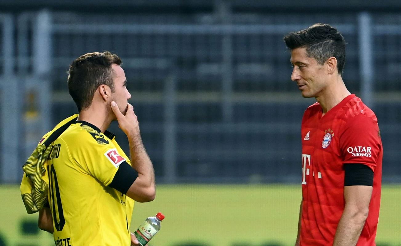 Mario Götze je bil na zelenici le zadnjih deset minut. Junak mundiala 2014 v Braziliji bo zapustil Dortmund poleti. Z Robertom Lewandowskim sta bila soigralca v obeh najboljših nemških klubih. Skupaj sta osvojila tudi zadnja naslova Borussie (2011 in 2012). Foto: Reuters Mario Götze je bil na zelenici le zadnjih deset minut. Junak mundiala 2014 v Braziliji bo zapustil Dortmund poleti. Z Robertom Lewandowskim sta bila soigralca v obeh najboljših nemških klubih. Skupaj sta osvojila tudi zadnja naslova Borussie (2011 in 2012). Foto: Reuters