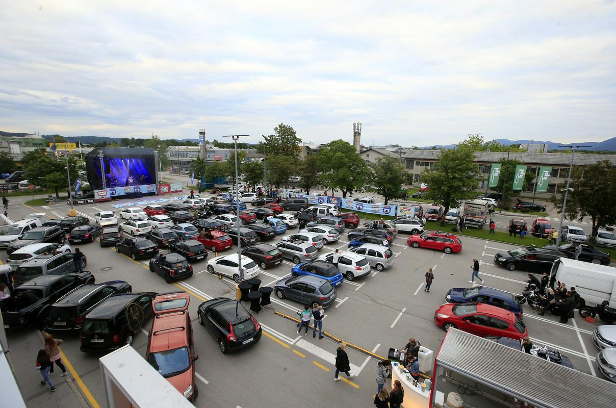 Zaradi izredno velikega zanimanja so organizatorji poskrbeli tudi za tiste, ki si vstopnice niso pravočasno zagotovili - koncert so si lahko ogledali prek videoprenosa na družbenih omrežjih. Foto: BoBo Zaradi izredno velikega zanimanja so organizatorji poskrbeli tudi za tiste, ki si vstopnice niso pravočasno zagotovili - koncert so si lahko ogledali prek videoprenosa na družbenih omrežjih. Foto: BoBo