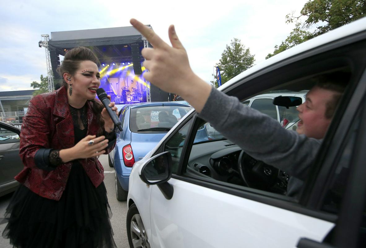 Člani skupine so med skladbo Greva dol šli dobesedno dol. Foto: BoBo Člani skupine so med skladbo Greva dol šli dobesedno dol. Foto: BoBo
