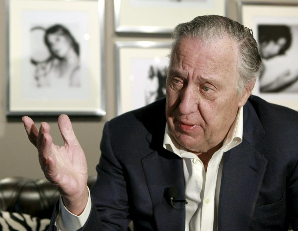 Britanski pisatelj Frederick Forsyth je ob izidu avtobiografije z naslovom Izobčenec (The Outsider: My Life) priznal, da je več kot 20 let delal za britansko obveščevalno službo MI6. Njegovi zvesti bralci so to tako ali tako že prej sumili, saj je avtor Operacije Šakal v svojih knjigah izjemno prepričljivo opisoval vohunsko delo. Foto: EPA Britanski pisatelj Frederick Forsyth je ob izidu avtobiografije z naslovom Izobčenec (The Outsider: My Life) priznal, da je več kot 20 let delal za britansko obveščevalno službo MI6. Njegovi zvesti bralci so to tako ali tako že prej sumili, saj je avtor Operacije Šakal v svojih knjigah izjemno prepričljivo opisoval vohunsko delo. Foto: EPA