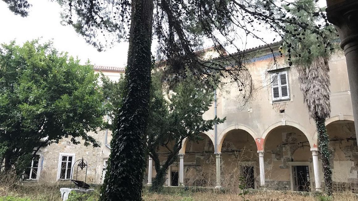 Rektorica Klavdija Kutnar računa, da bi do sredine prihodnjega leta lahko pridobili tudi dovolj denarja za prvo stopnjo obnove nekdanjega samostana. Foto: Radio Koper/Lea Širok