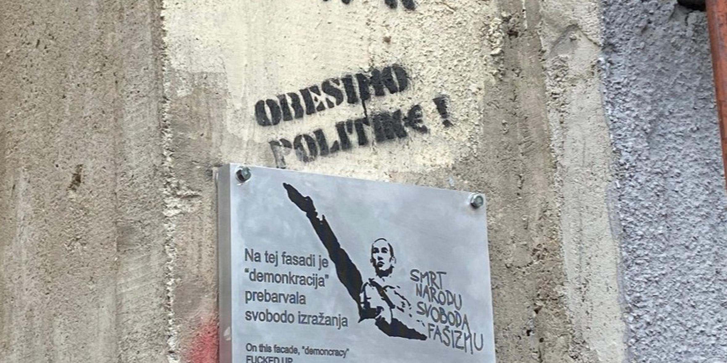 Spominska tabla se nahaja ob starejših grafitih na območju Pekarne. Foto: Radio Maribor/Bratko Zavrnik