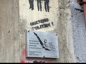 Pri spominski tabli prebarvanemu grafitu tožilec ni zaznal spodbujanja sovraštva